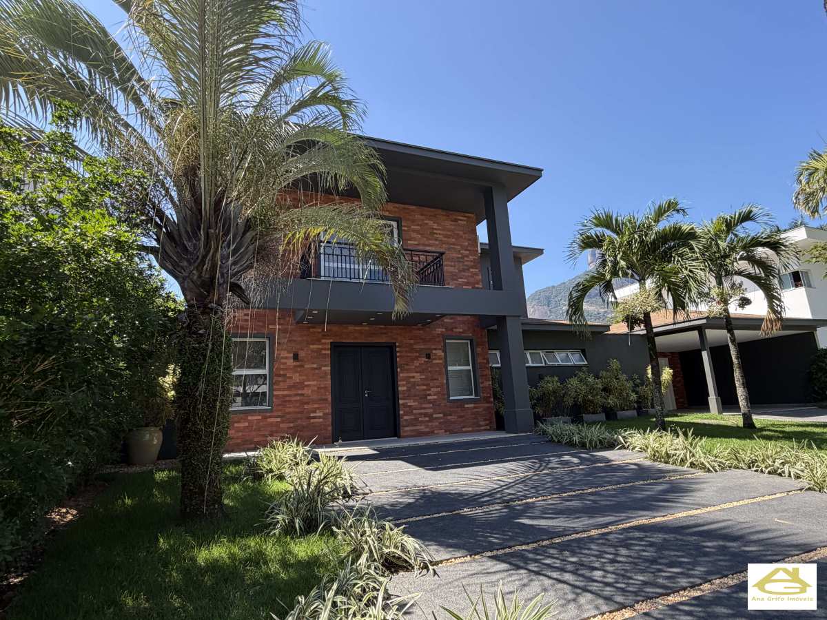  - Casa no Condomínio Reserva do Itanhanga, 377 m2 , num terreno de 863m2, com 5 quartos sendo 4 suítes , piscina , churrasqueira e jardins